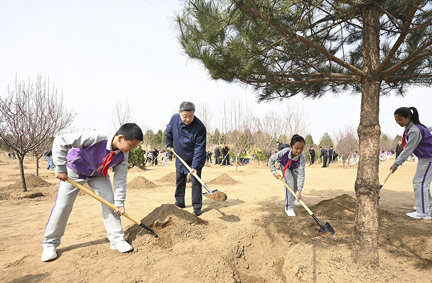 习近平在参加首都义务植树活动时强调 为山川大地增添锦绣 让中国式现代化底色更加亮丽